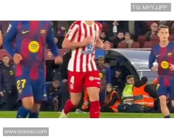 足球明星进球后的激情庆祝瞬间与球迷互动的感人时刻